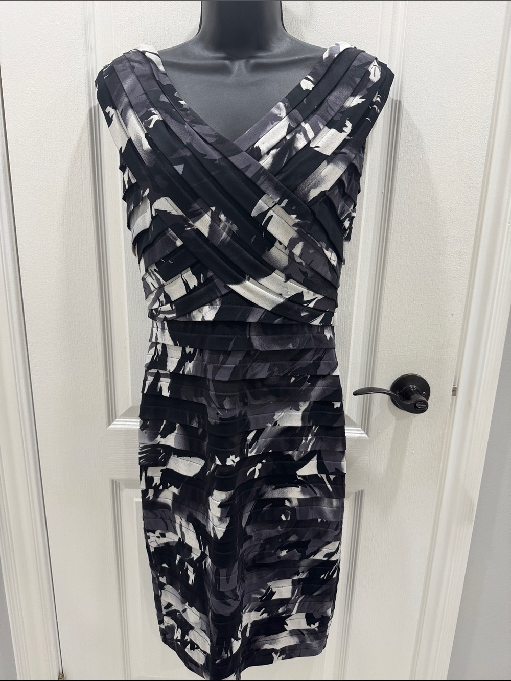 Chic Black & White Abstract V-Neck Sheath Dress